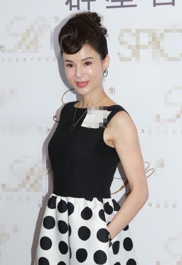 51歲李若彤與52歲溫碧霞同台，網友：天然臉與塑膠臉，一目了然！