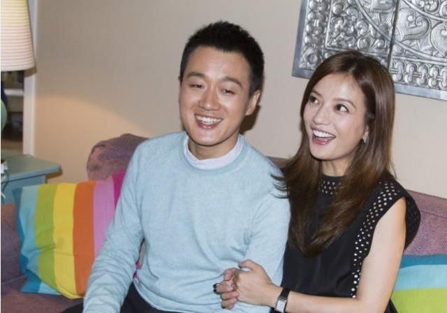他成名後娶了自己的老師，8年生三娃恩愛20年，今將妻子寵成公主！