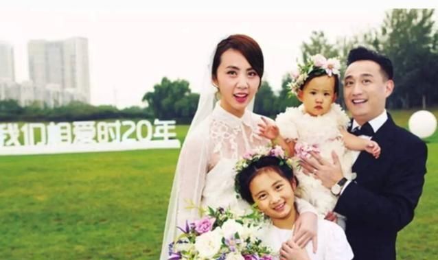 他成名後娶了自己的老師，8年生三娃恩愛20年，今將妻子寵成公主！