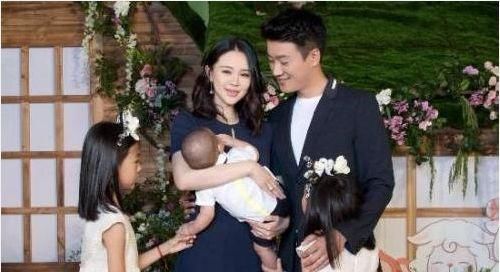 他成名後娶了自己的老師，8年生三娃恩愛20年，今將妻子寵成公主！