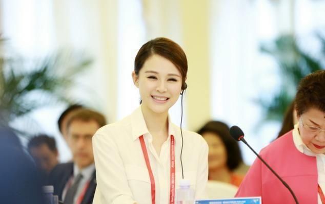 他成名後娶了自己的老師，8年生三娃恩愛20年，今將妻子寵成公主！