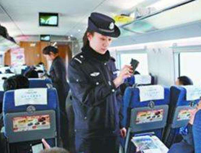 媽媽帶女兒坐火車，女兒用餐巾紙折了一隻鶴，乘務員一瞧，馬上報警