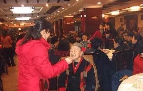 老闆母親80大壽，員工每人隨禮666，3天後被叫去財務室全都傻在原地