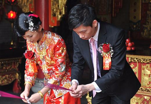 姐姐辛苦掙錢供我讀書，我結婚送她一套房，看見她的外套我後悔了