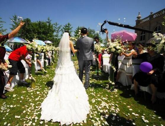 結婚那天，婆家只給了五萬彩禮，而打開父母給我的嫁妝，我哭了