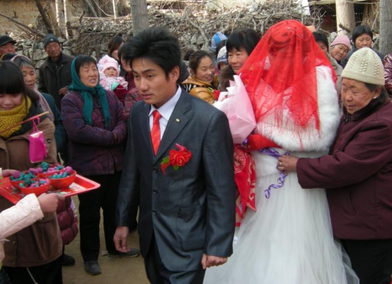 嫂子嫁過來沒給彩禮，我結婚她卻給五萬做嫁妝，哥哥一句話我哭了