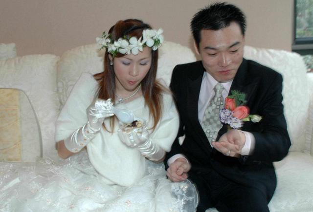 嫂子沒要一分彩禮嫁給哥哥，我結婚母親拿出存摺，打開一看我愣了