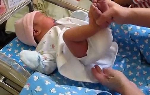 老婆連生2個女兒，婆婆卻不太樂意，給孩子換尿布時當場樂了