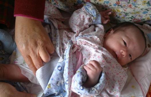 老婆連生2個女兒，婆婆卻不太樂意，給孩子換尿布時當場樂了