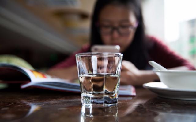 哥和嫂子空手來家吃飯，飯桌上嫂子拿我手機打電話，他們走後點開手機我淚如雨下