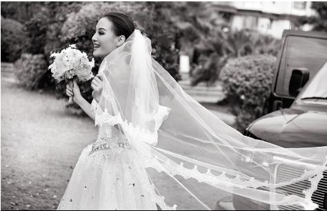 我結婚那天，同事醉鬧婚禮，她放了一段視頻後，我笑著離開