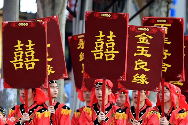 兒媳要彩禮20萬勉強湊齊, 帶來嫁妝全村眼紅, 我卻火冒三丈