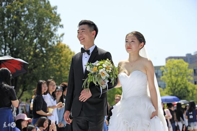 兒媳要彩禮20萬勉強湊齊, 帶來嫁妝全村眼紅, 我卻火冒三丈