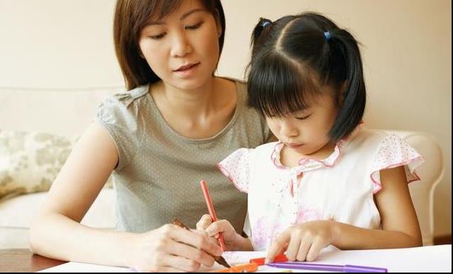 你越吼孩子越差勁，孩子越來越不把你的話當回事！教育專家：父母記住三個原則，教育效果翻倍！