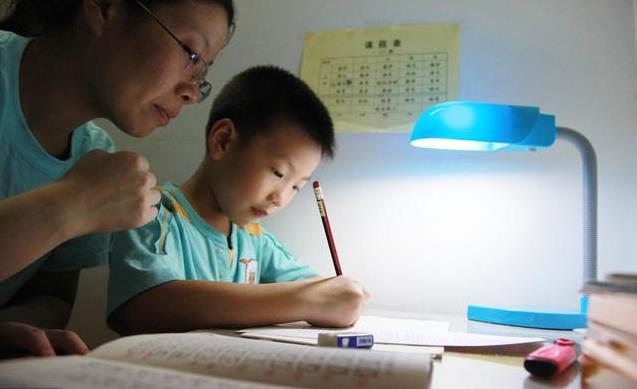 你越吼孩子越差勁，孩子越來越不把你的話當回事！教育專家：父母記住三個原則，教育效果翻倍！