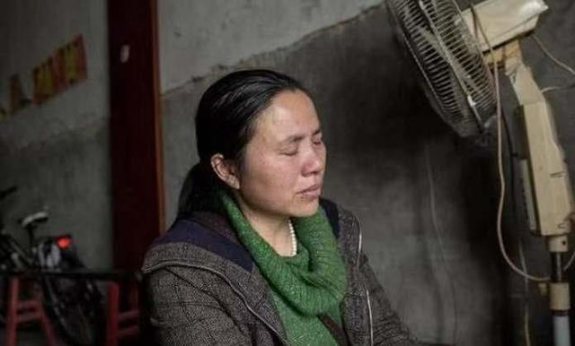 老婆流產後很少上廁所，這天聞到床頭櫃臭味，撬開後母親淚眼朦朧