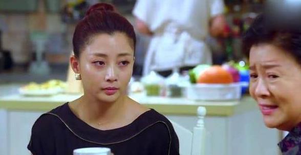 俺送弟弟一套房，回家後婆婆讓離婚，俺給她看工資單，她渾身發抖