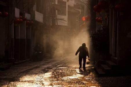 84歲老太太擺攤，每晚都有人用冥紙來買餛飩，老太太明知是冥紙也收下，背後原因不禁讓人唏噓