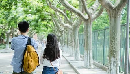母親去世兩個月父親就再婚，俺怒去砸場，看到新娘卻送上祝福