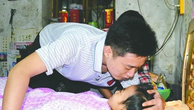 離婚三年我去前妻家看孩子，看到兒子手裡的東西，我砸了前妻家