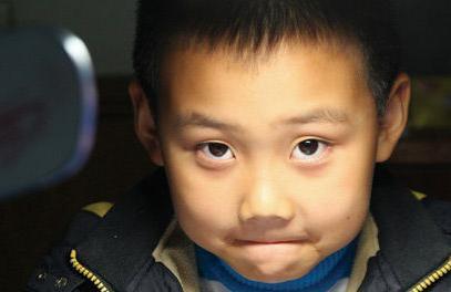離婚三年我去前妻家看孩子，看到兒子手裡的東西，我砸了前妻家