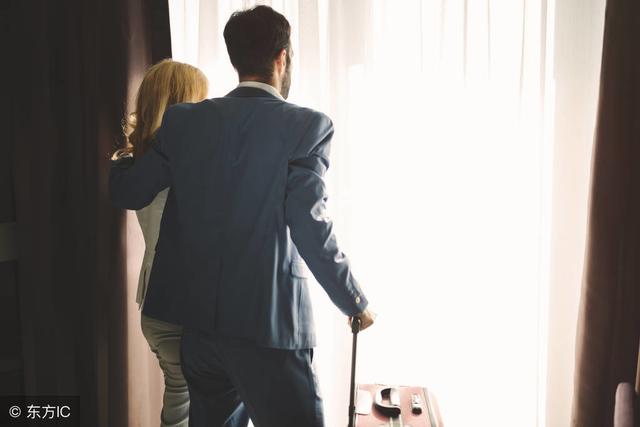 出差回來親了下老婆，兒子大叫一聲，不久把婚離了
