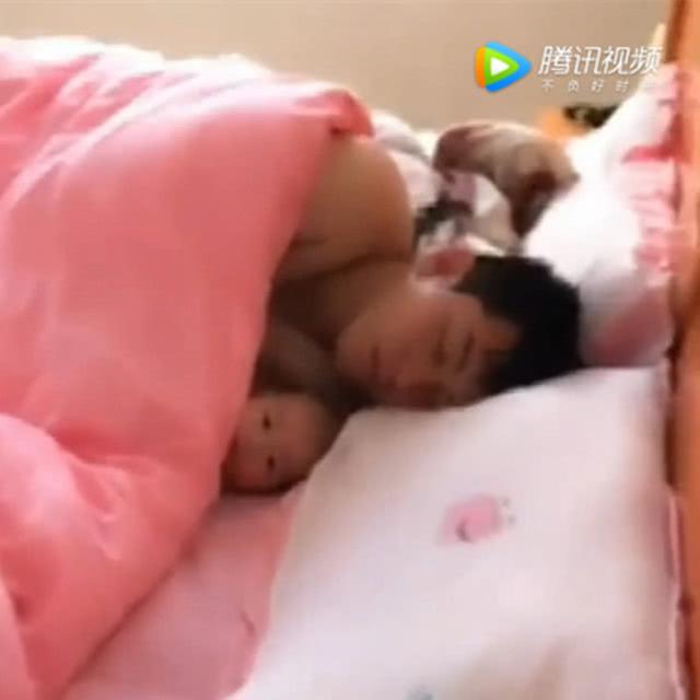 媽媽起床後爸爸摟著寶寶睡覺，當媽媽回頭看到時，眼圈濕潤 