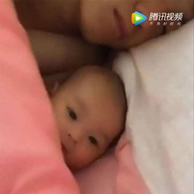 媽媽起床後爸爸摟著寶寶睡覺，當媽媽回頭看到時，眼圈濕潤 