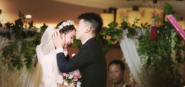 前夫結婚，我偷偷參加他的婚禮，晚上收到他的信息，我一夜未眠