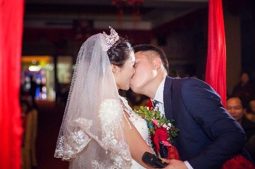 新婚夜丈夫總說口渴，妻子沒在意繼續睡，隔天掀開被子，全家炸鍋