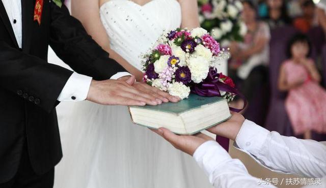結婚三年俺沒懷孕，老公留張卡就拋棄俺，十年後取錢俺傻住