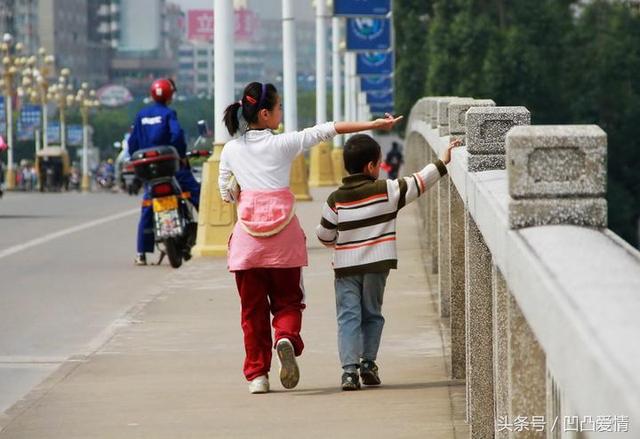 兒子結婚女兒被父母「請」出房子，女兒詰問母親，母親委屈落淚