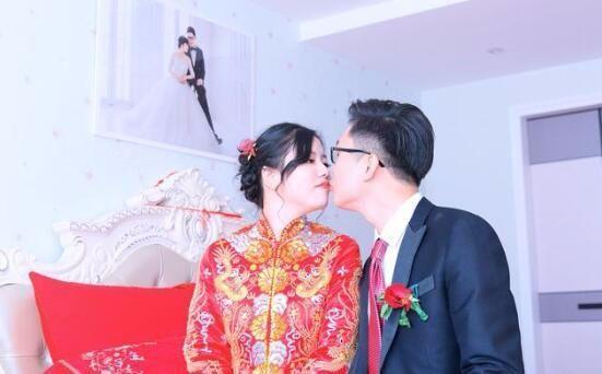 我月薪一萬，每月給婆婆兩千，回家聽到小姑子兩聲冷笑，我愣住了