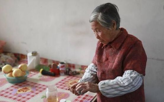 家裡明明停水了，婆婆卻說洗澡洗得很舒服，調出浴室監控，俺淚目