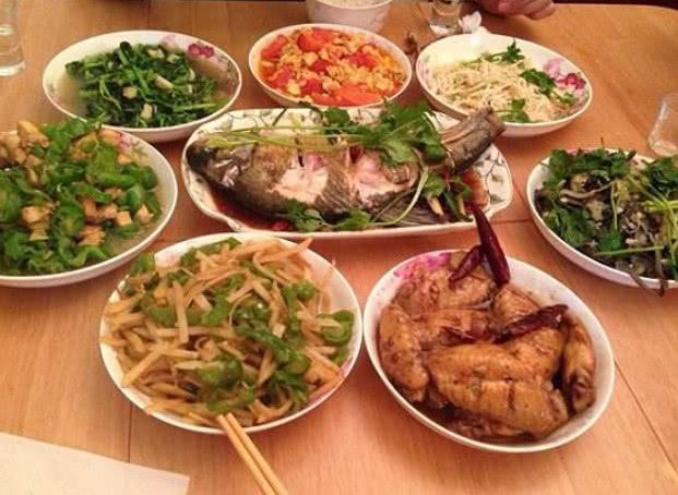 爸媽退休金六千元，哭窮說沒錢，看到他們的飯菜，讓人很無奈！
