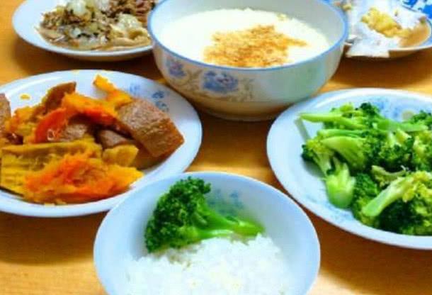 爸媽退休金六千元，哭窮說沒錢，看到他們的飯菜，讓人很無奈！