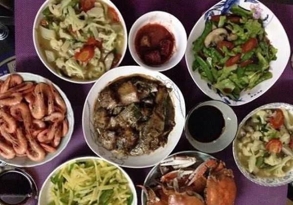 爸媽退休金六千元，哭窮說沒錢，看到他們的飯菜，讓人很無奈！