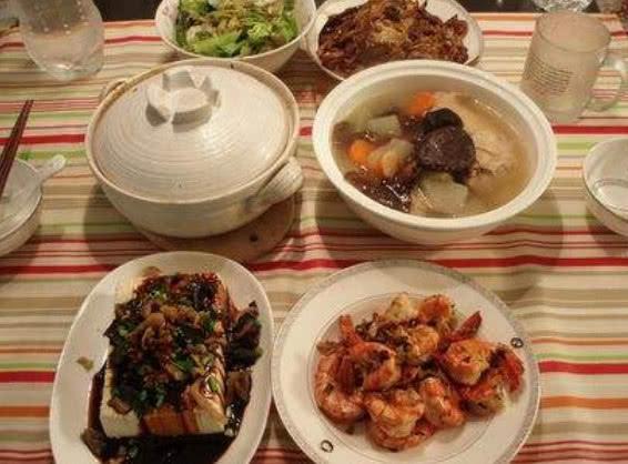 爸媽退休金六千元，哭窮說沒錢，看到他們的飯菜，讓人很無奈！