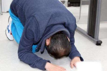 孕妻一天網購8萬，丈夫狠踹妻子，妻子拿出購物單，丈夫長跪不起