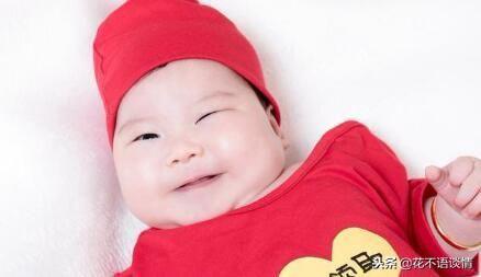 女兒滿月擺酒，收了3萬塊錢紅包，婆婆幫忙保管，聽到對話呆了