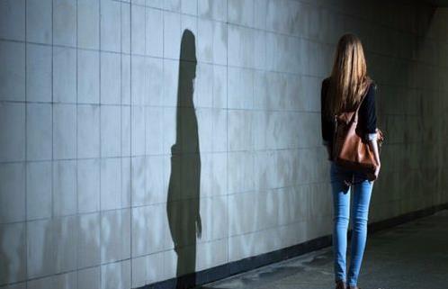 女子出差住酒店，男服務員非說她點了餐，警察來了以後才知道服務員救了她