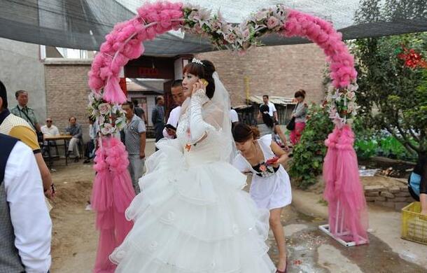 我月入兩萬, 每月給婆婆一千, 一天婆婆送來豆角, 打開衣櫃我落淚