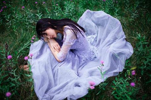 我生女兒婆婆送來一箱舊衣服，準備扔掉發現一個袋子，丈夫紅了眼