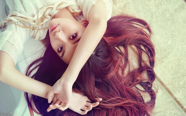 我生女兒婆婆送來一箱舊衣服，準備扔掉發現一個袋子，丈夫紅了眼