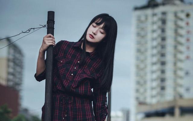 我生女兒婆婆送來一箱舊衣服，準備扔掉發現一個袋子，丈夫紅了眼