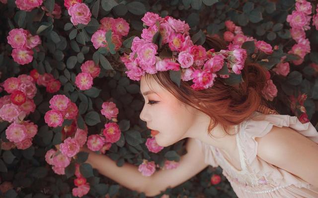 我生女兒婆婆送來一箱舊衣服，準備扔掉發現一個袋子，丈夫紅了眼