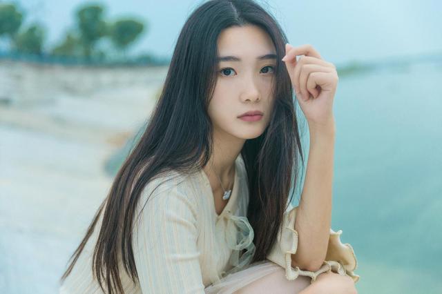 我生女兒婆婆送來一箱舊衣服，準備扔掉發現一個袋子，丈夫紅了眼
