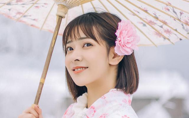 我生女兒婆婆送來一箱舊衣服，準備扔掉發現一個袋子，丈夫紅了眼