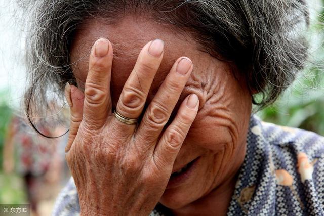 26歲兒子娶了媳婦，把62歲母親趕出家門，老母親半路一摸口袋哭了