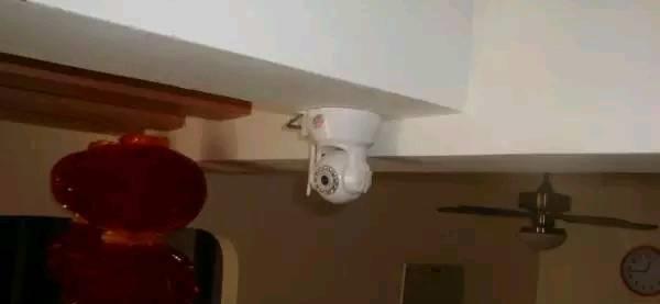 月子裡妻子十包衛生巾都不夠用，丈夫起疑查看監控，親手抓走母親